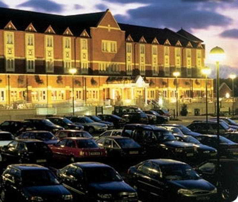 Village Hotel Cardiff Buitenkant foto