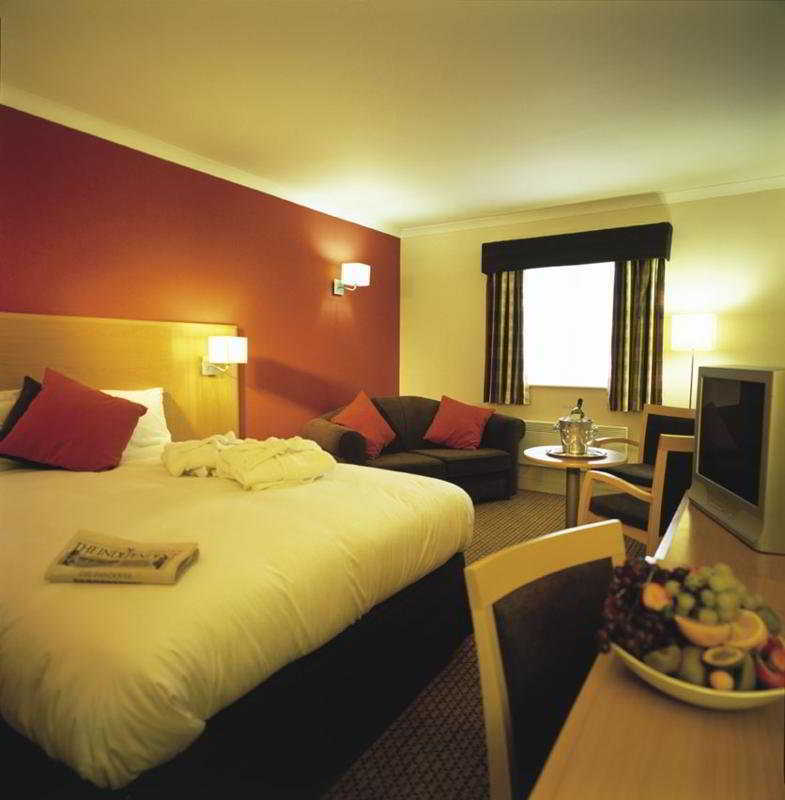 Village Hotel Cardiff Buitenkant foto