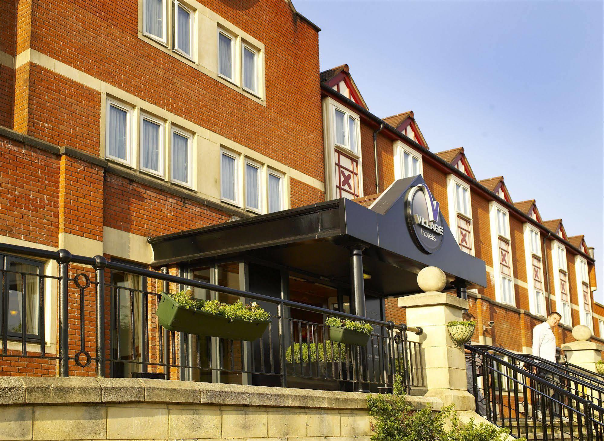 Village Hotel Cardiff Buitenkant foto